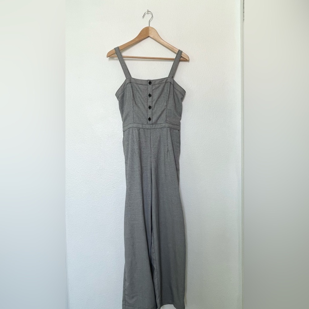 Stylish jumper in grey checkers with pockets and adjustable straps and zipper.
